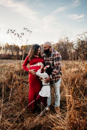 Maternity woman with family for maternity photos. Captured by Maryland Maternity Photographer Mallory Bramlett.