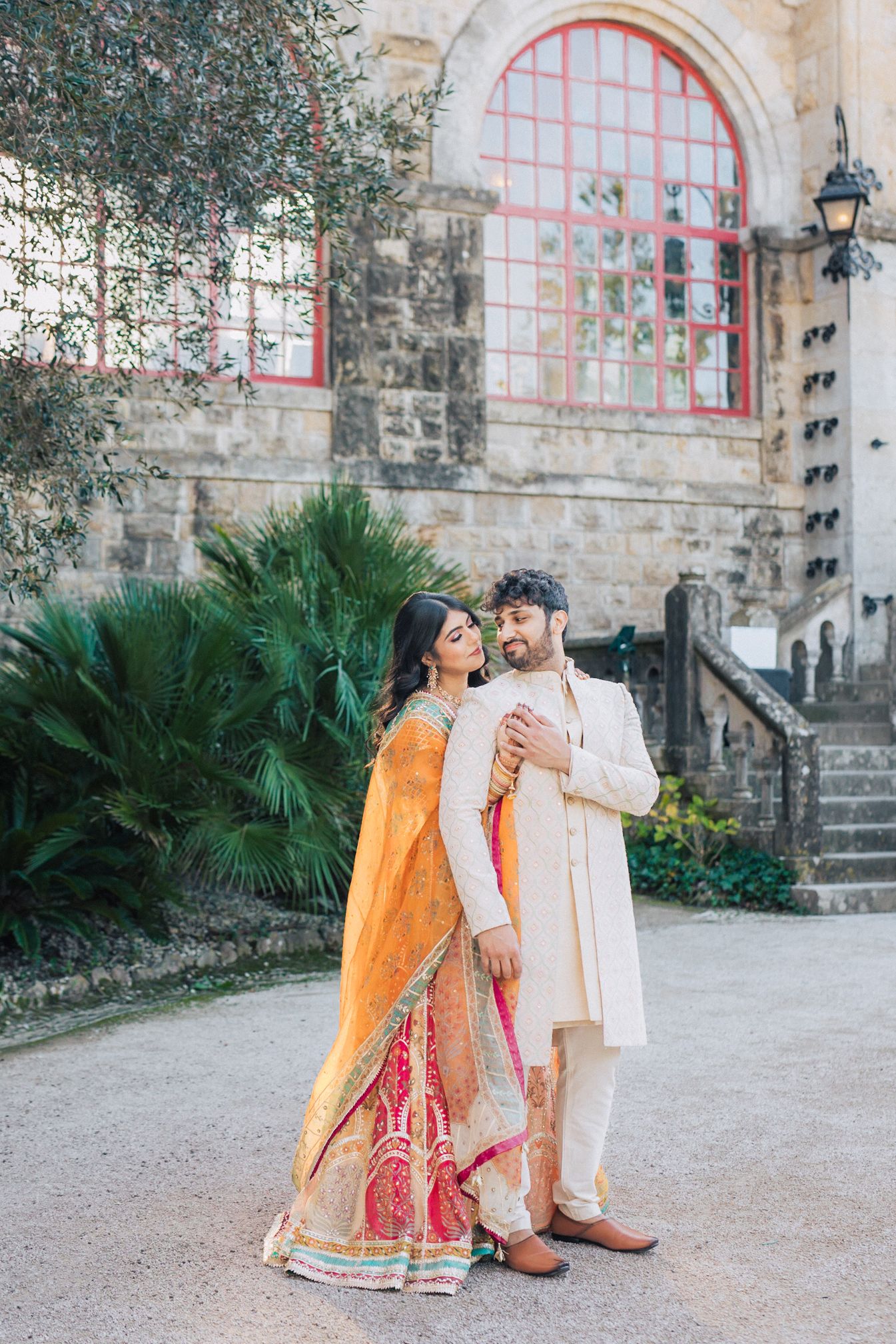 Indian wedding at Forte da Cruz with vibrant colors, joyful moments, and stylish details by Portugal wedding photographer Regina.