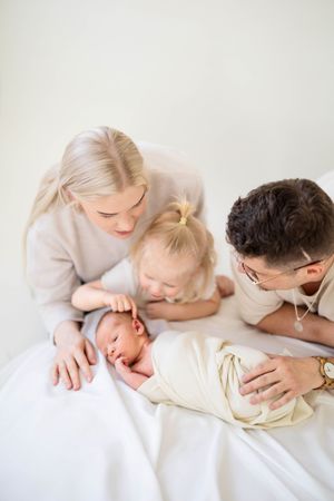 Perhekuvaus studiolla, newbornkuvaus, vastasyntynyt