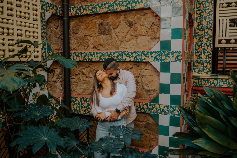 Sweet pose with vibrant Casa Vicens wall