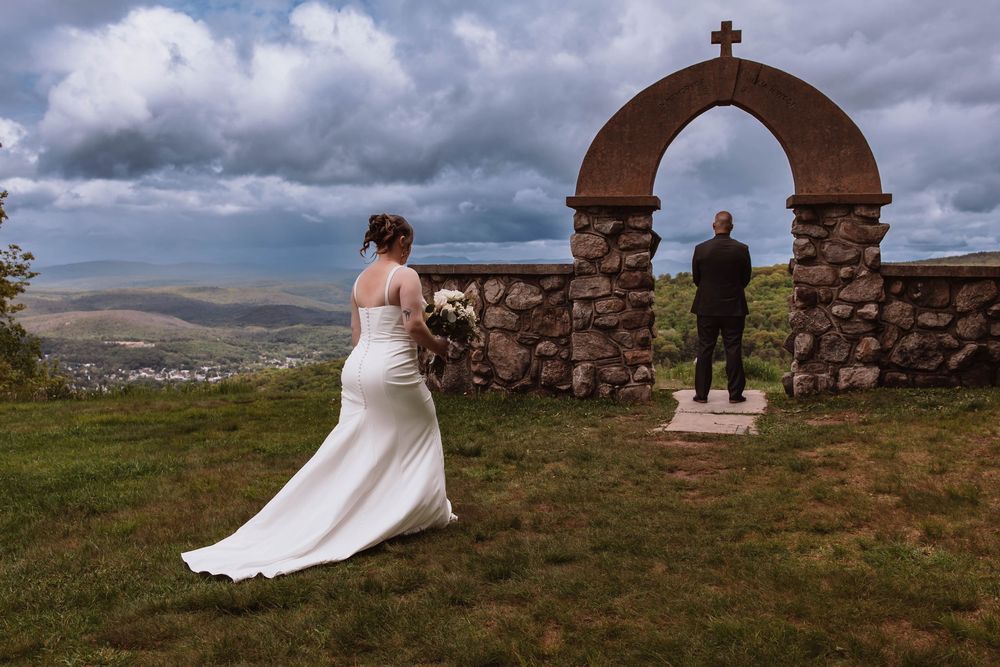 Hudson Valley wedding venue with mountain views