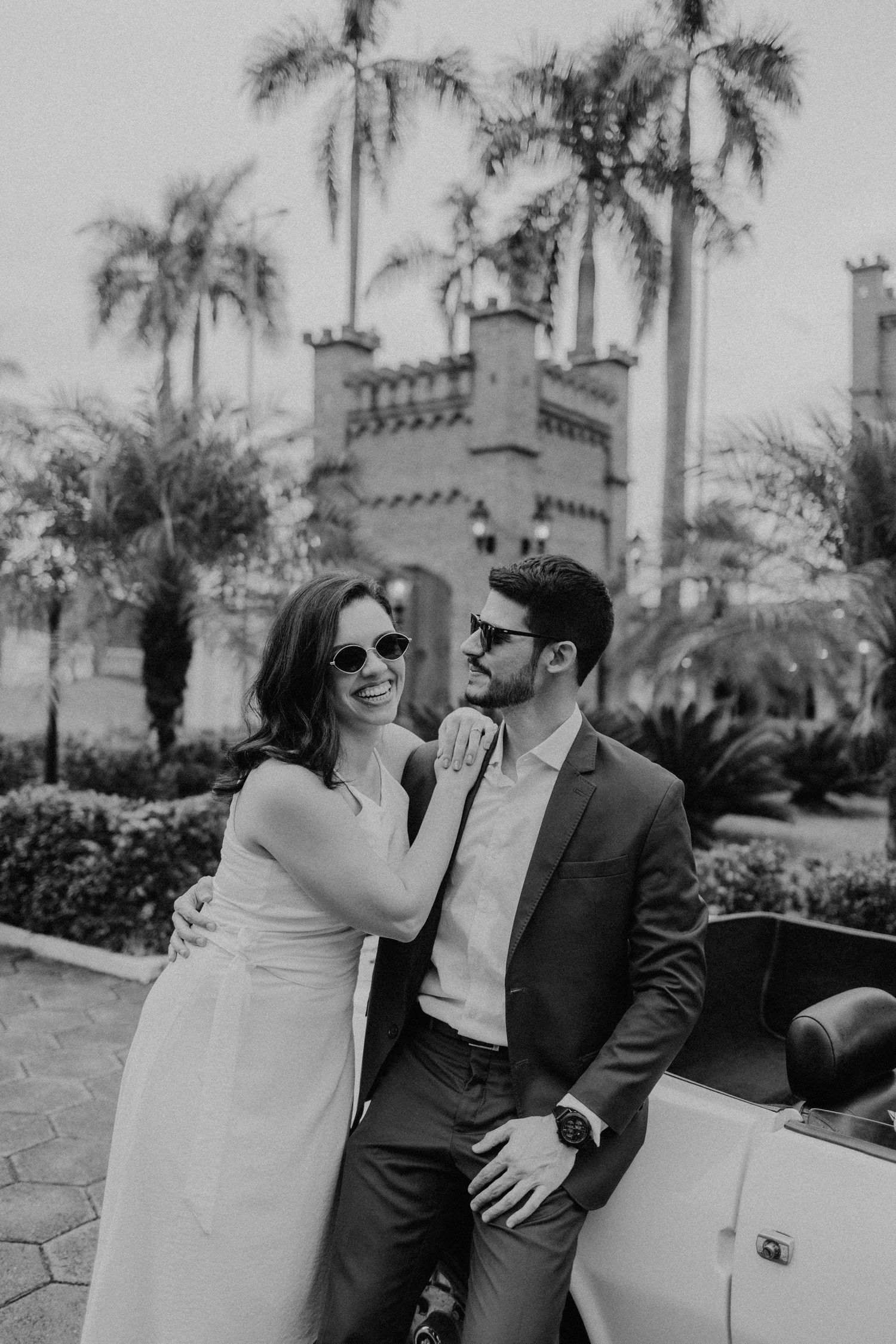 Casal usando oculos  de sol e roupas social para um ensaio fotografico por Ever Two Fotografi