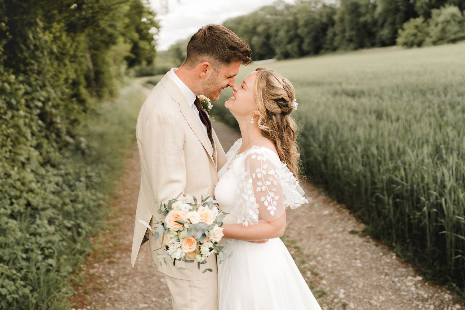Brautpaar auf einen Feldweg bei Äpfingen in der Gemeinde Maselheim - Hochzeitsfotografie Ramona Maier