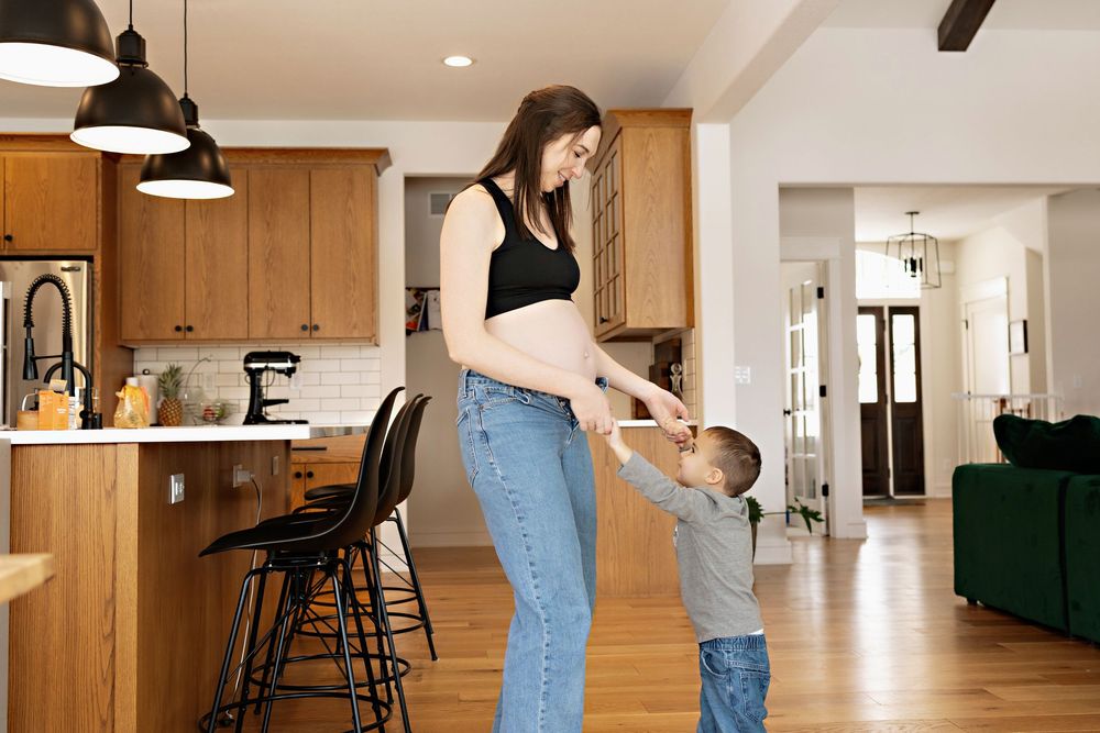 Kendall Kuss Photography, maternity in home photos in Lake Country Wisconsin. Family photos Hartland WI, Oconomowoc WI Watertown WI