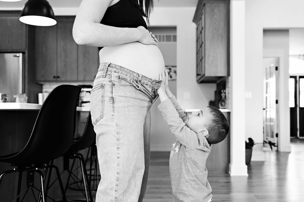 Kendall Kuss Photography, maternity in home photos in Lake Country Wisconsin. Family photos Hartland WI, Oconomowoc WI Watertown WI