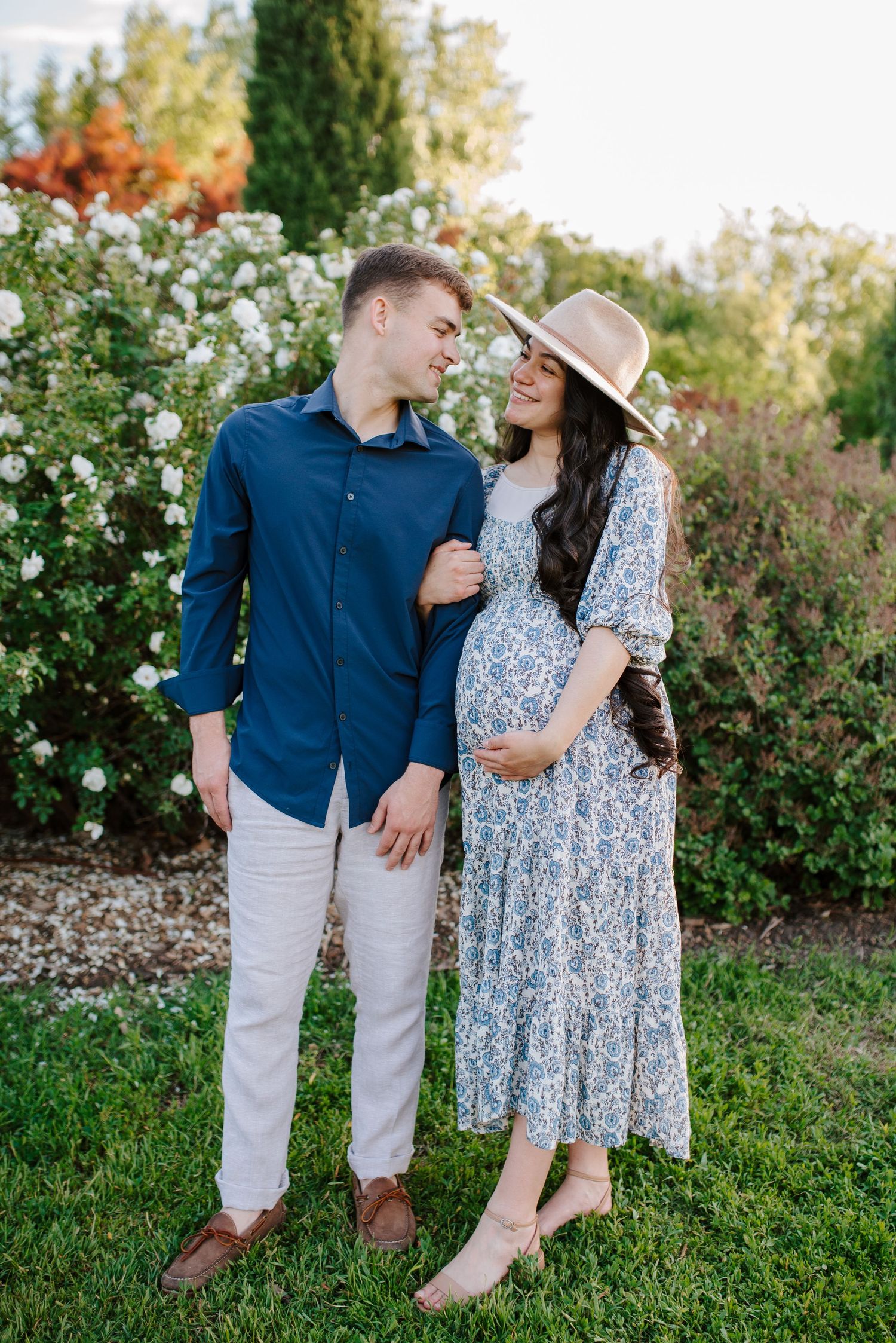 Maternity pregnancy photo session in Sedgwick County Park, family pictures in Wichita, KS, by Jessica Nadine Photography