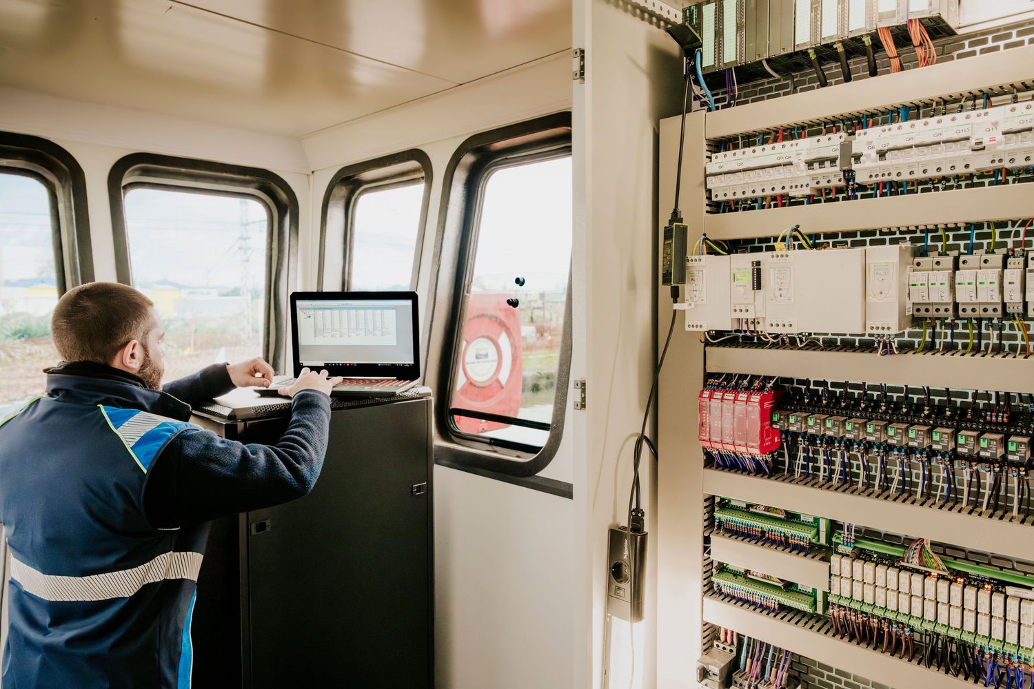 photographe entreprise toulouse montpellier bordeaux. reportage VNF. un agent sur un bateau pilote un engin.