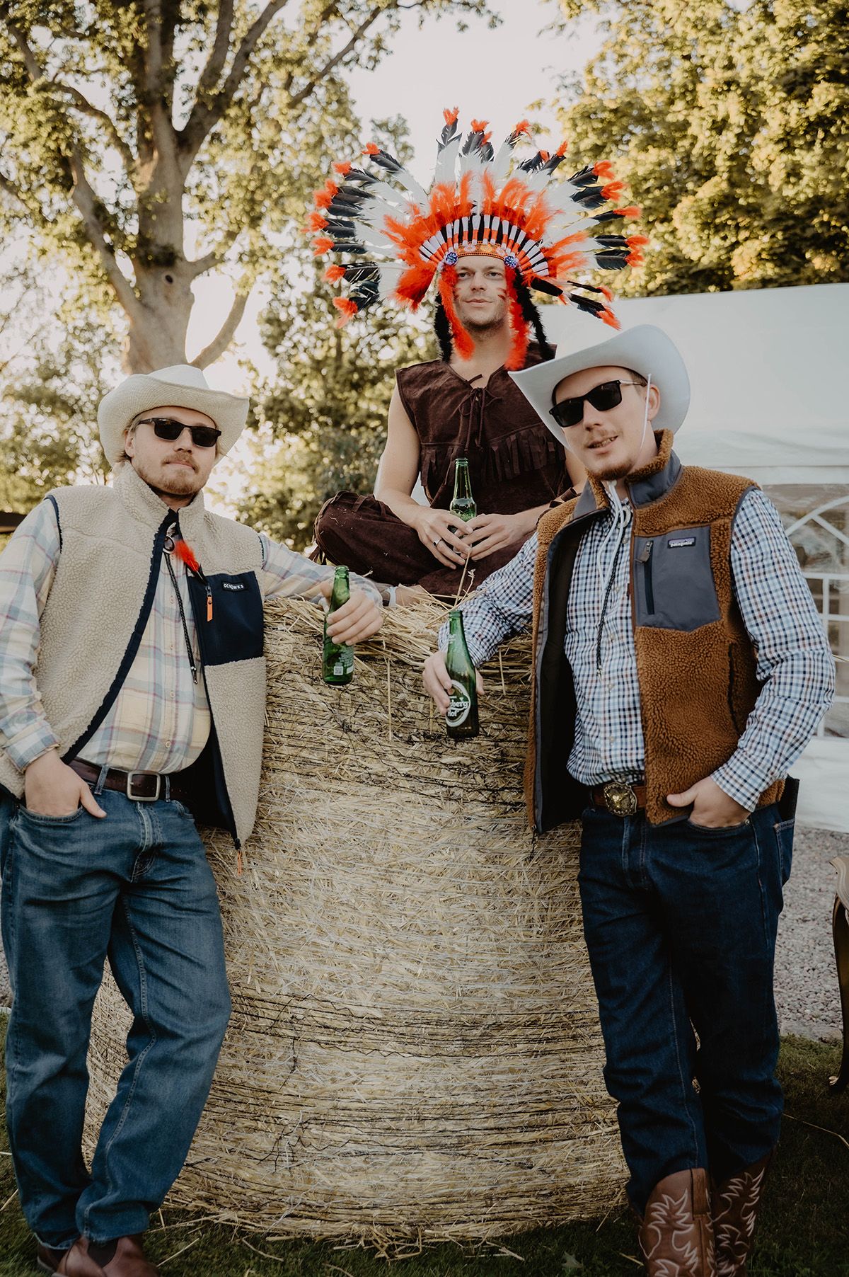 Gäster iklädda cowboy inspirerande kläder under en temafest, fotograferad av Lets Bloom Media, eventfotograf i Östergötland