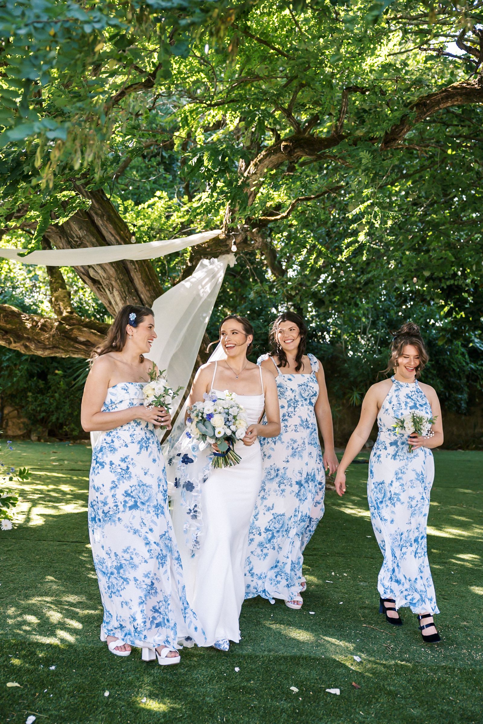 Fun bridal party photos at Quinta do Torneiro, photographed by a Lisbon wedding photographer