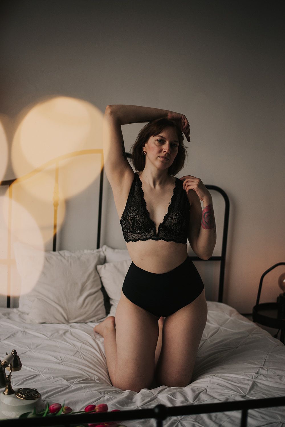 Sensualna sesja zdjęciowa w Warszawie, kobieta w bieliźnie, apartament, fotografia artystyczna i zmysłowa.
