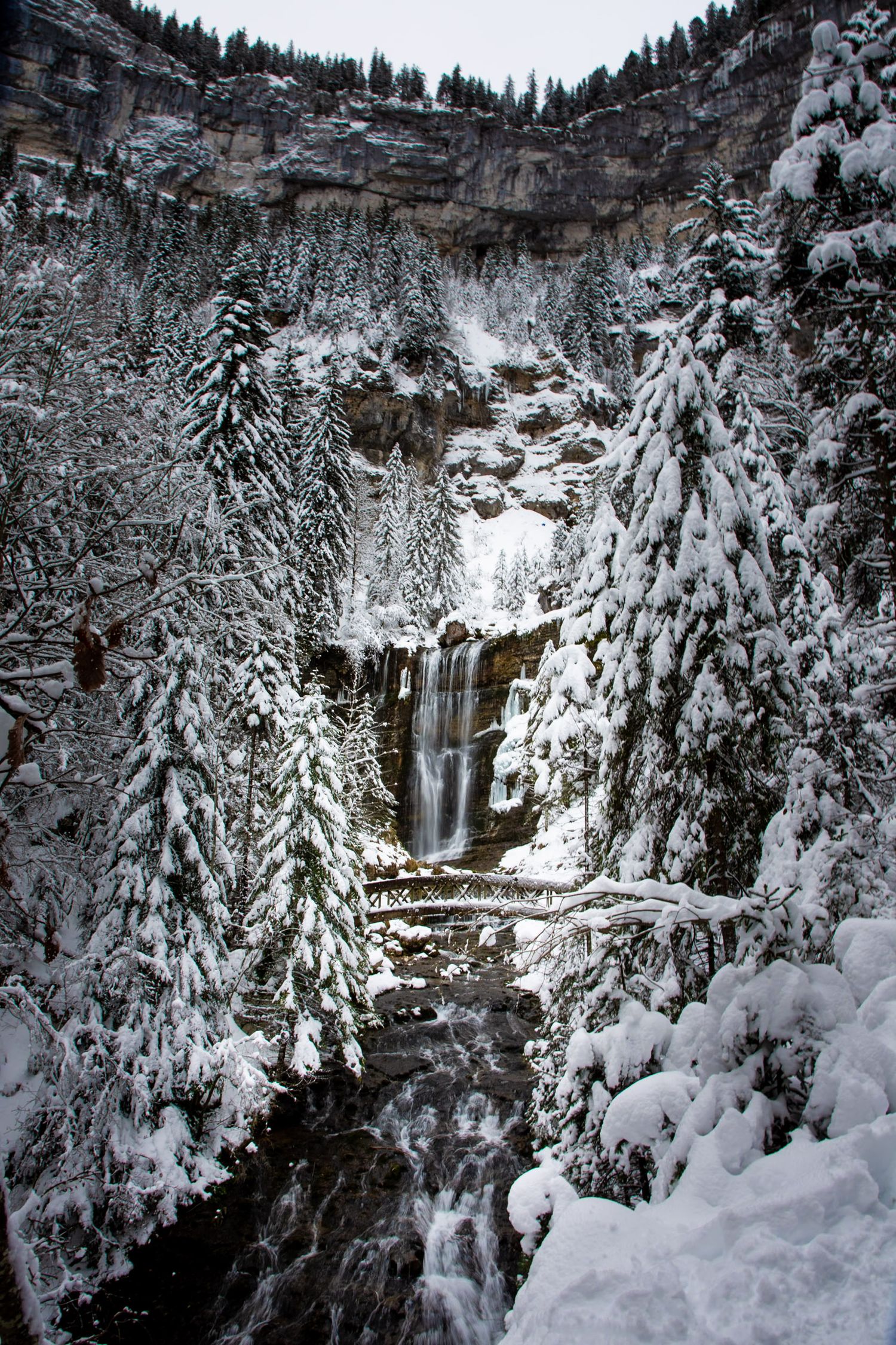 cirque de saint-même enneigé avec son pont en bois
