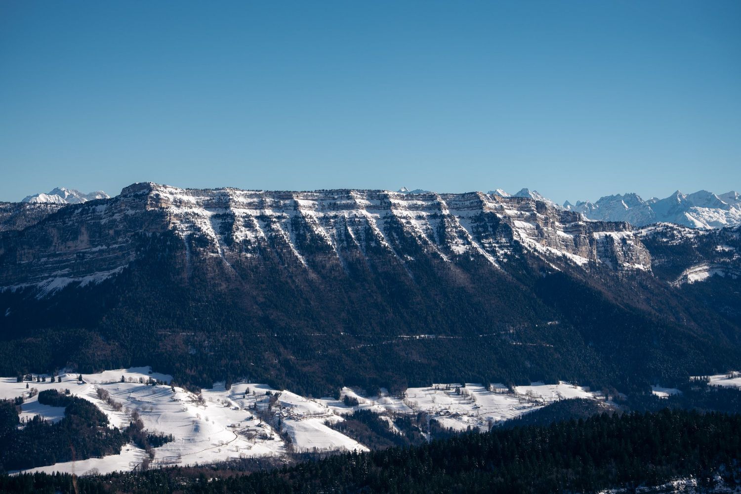 paysage enneigé du massif de la chartreuse depuis la croix de la cochette en savoie