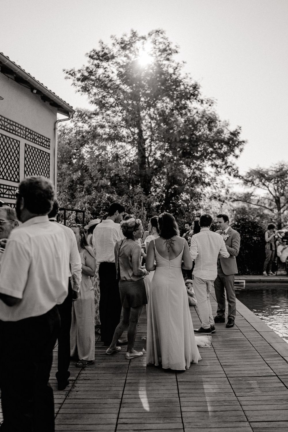 une photo en noir et blanc d'un cocktail devant une piscine