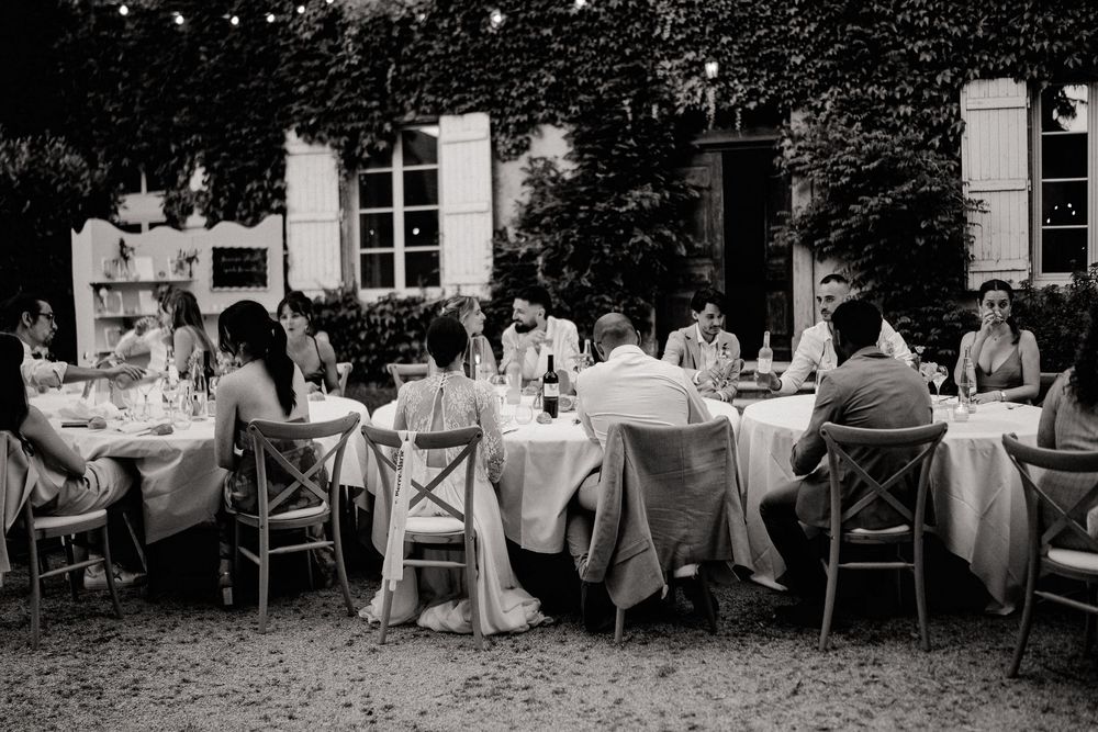 des mariés qui dînent pendant leur repas de mariage