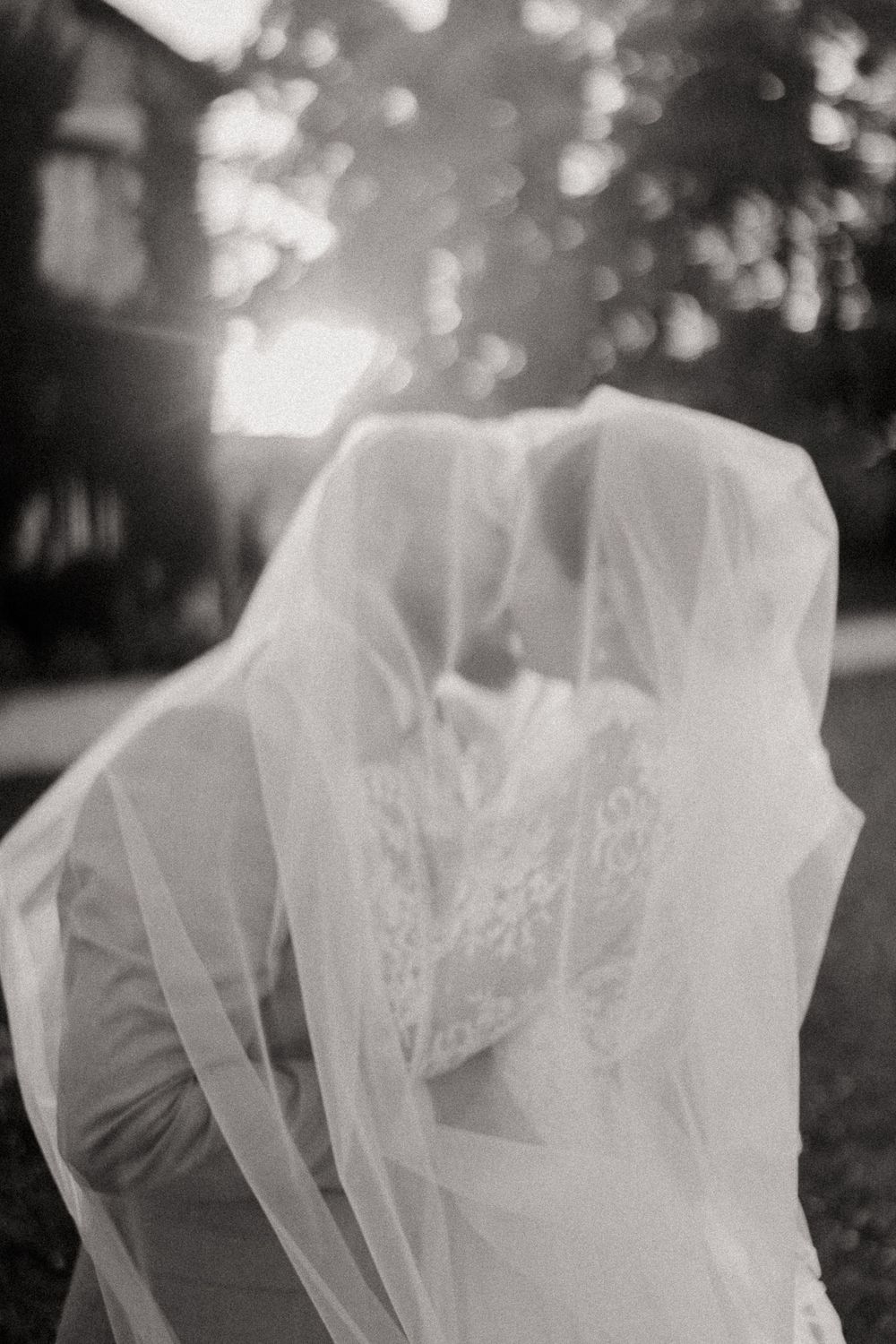 un couple chaché sous un voile