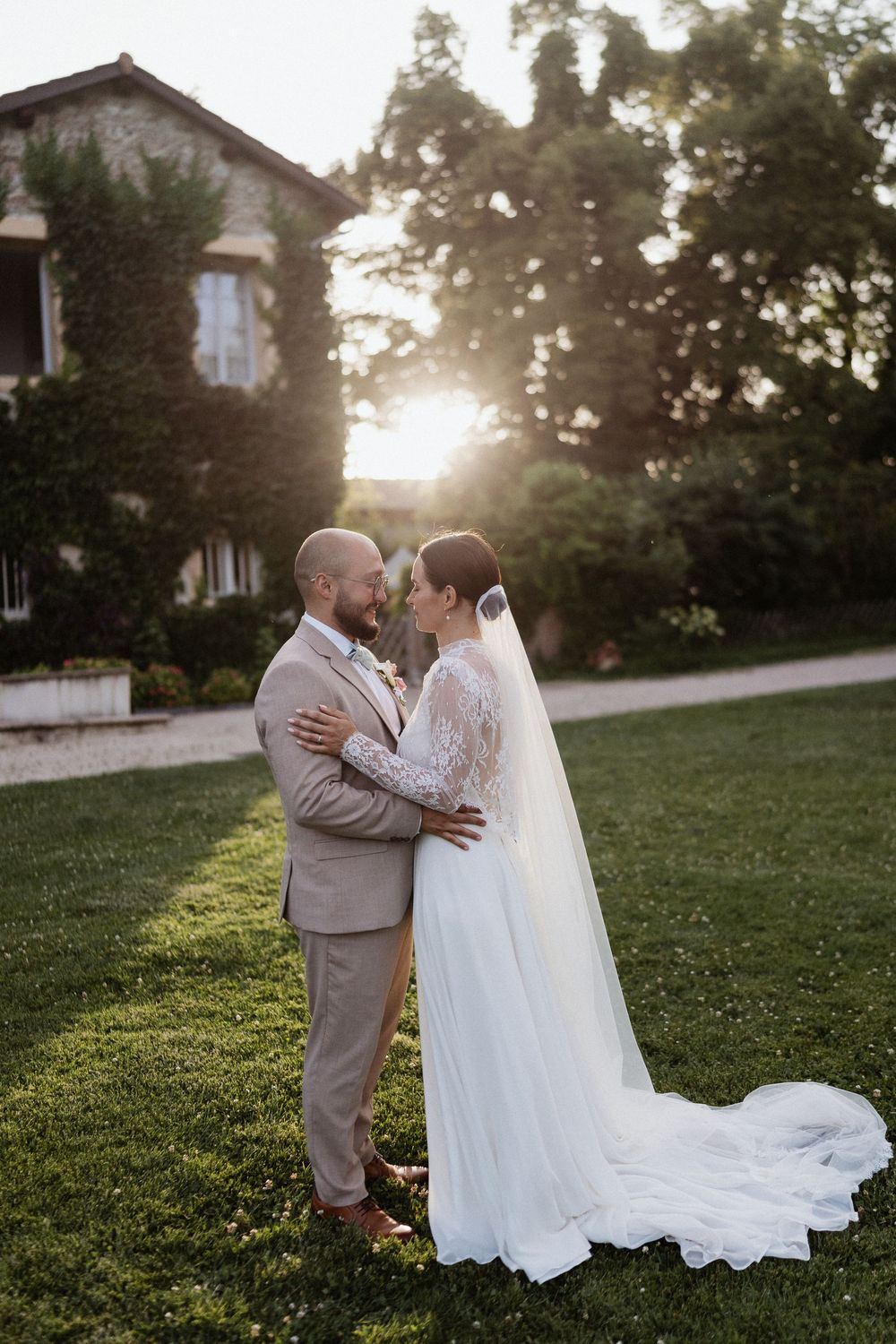 un couple au coucher de soleil qui se regardent et s'aiment