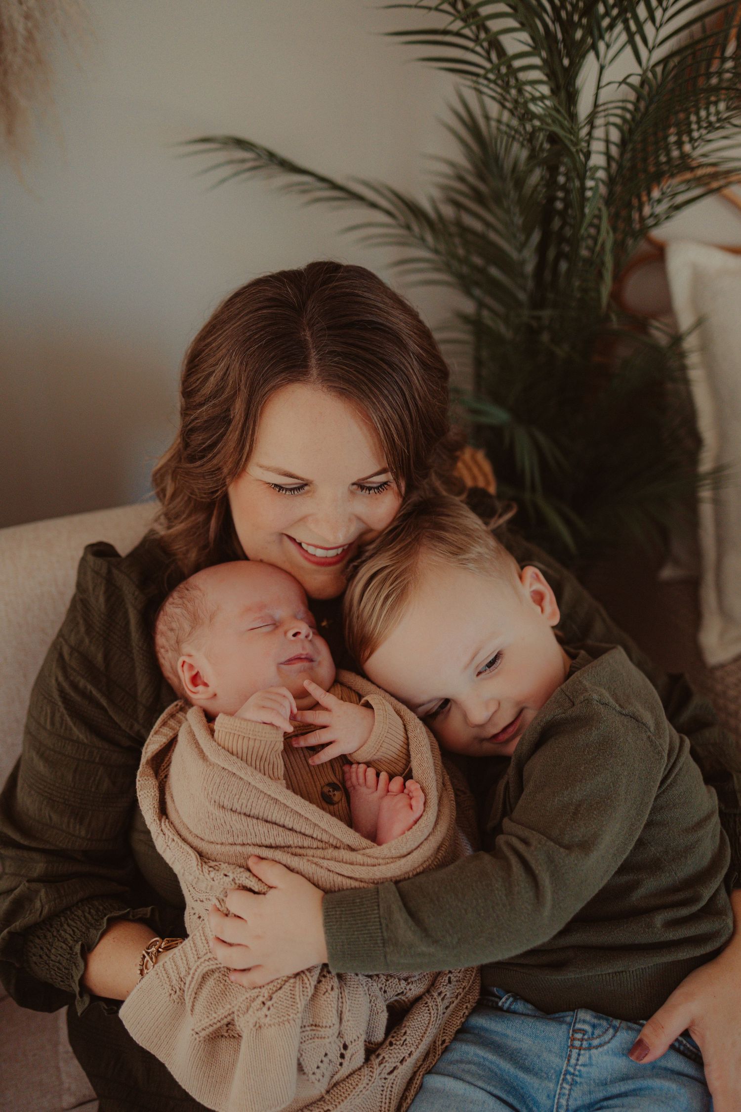 siblings meeting- family + newborn photography