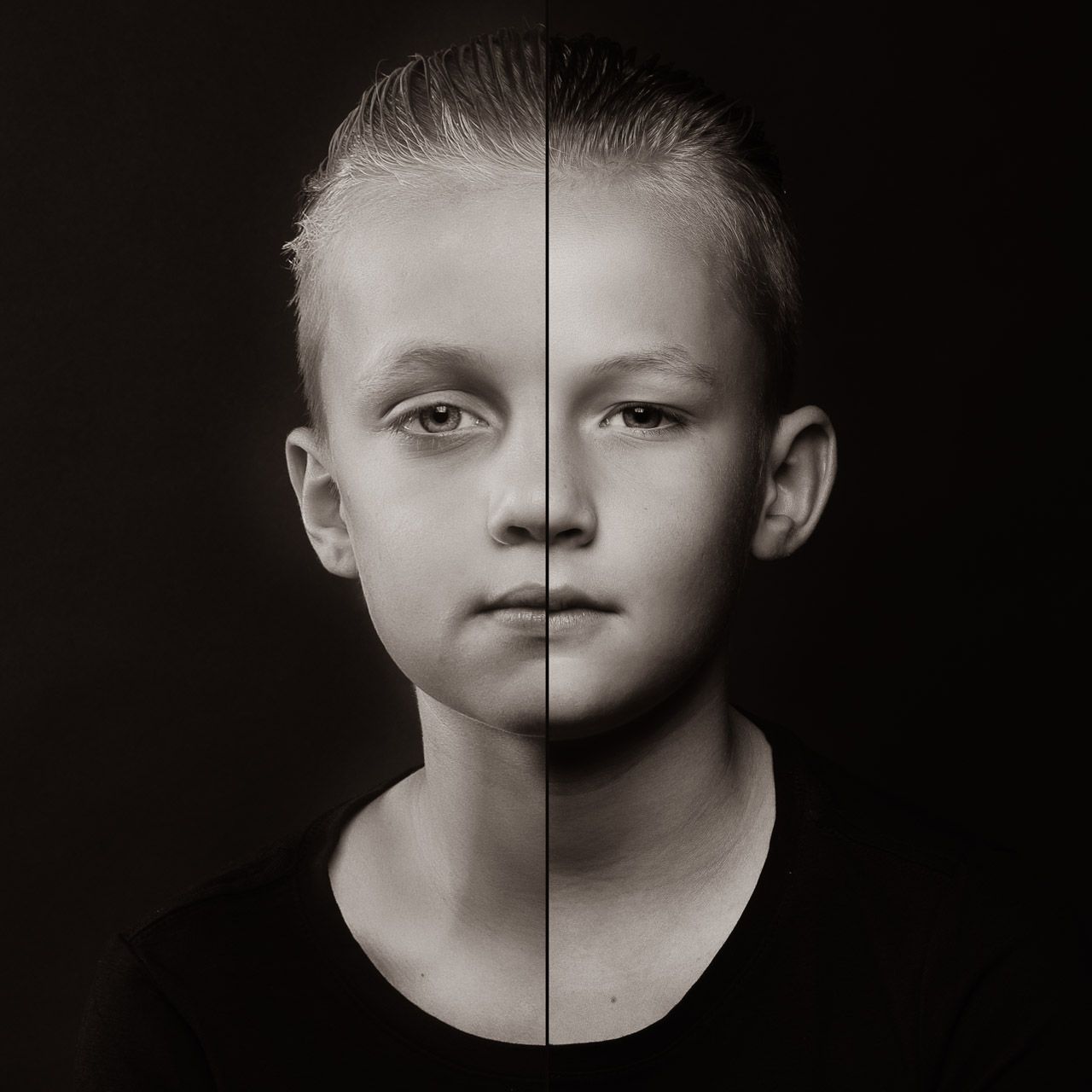 duoportret van twee broertjes in zwart wit, gemaakt door Memories Last Forever Fotografie