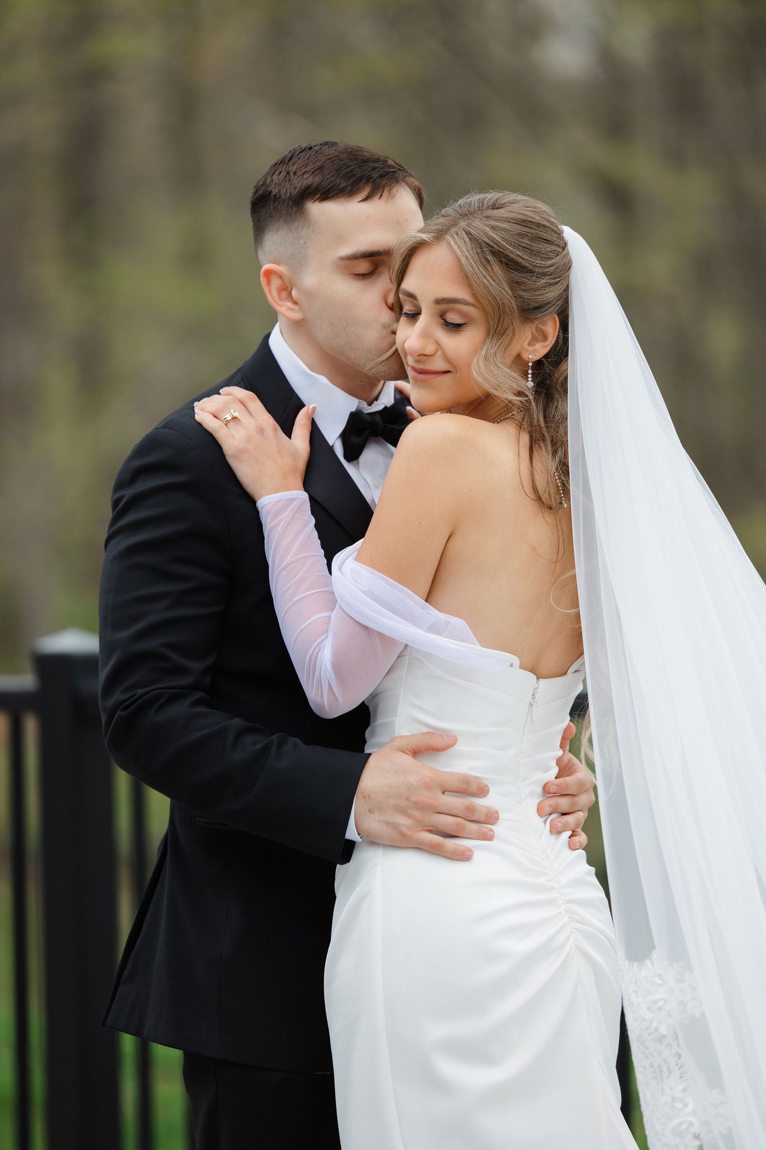 Bride and groom outside Reserve at Stone Creek in North Canton photographed by Tom Forrest from Hudson, Ohio.