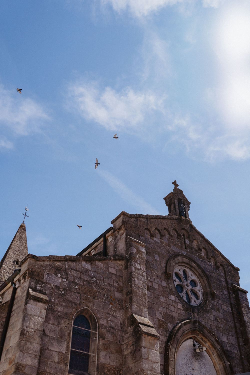 une église avec des oiseaux qui volent au dessus