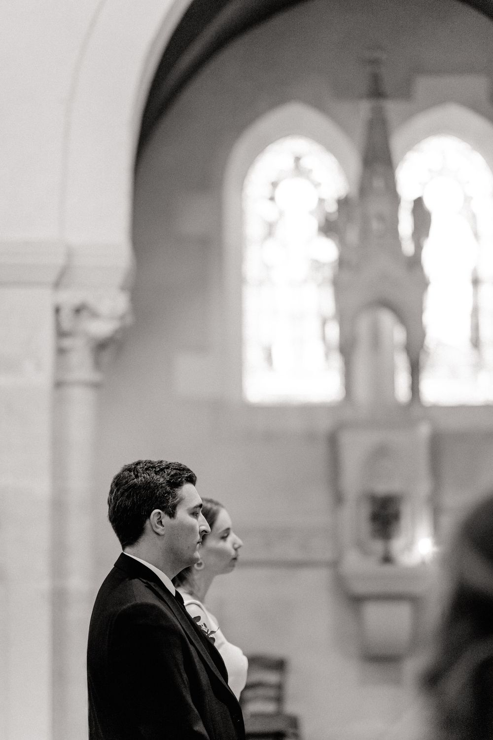 Une photo en noir et blanc d'un couple à l'église