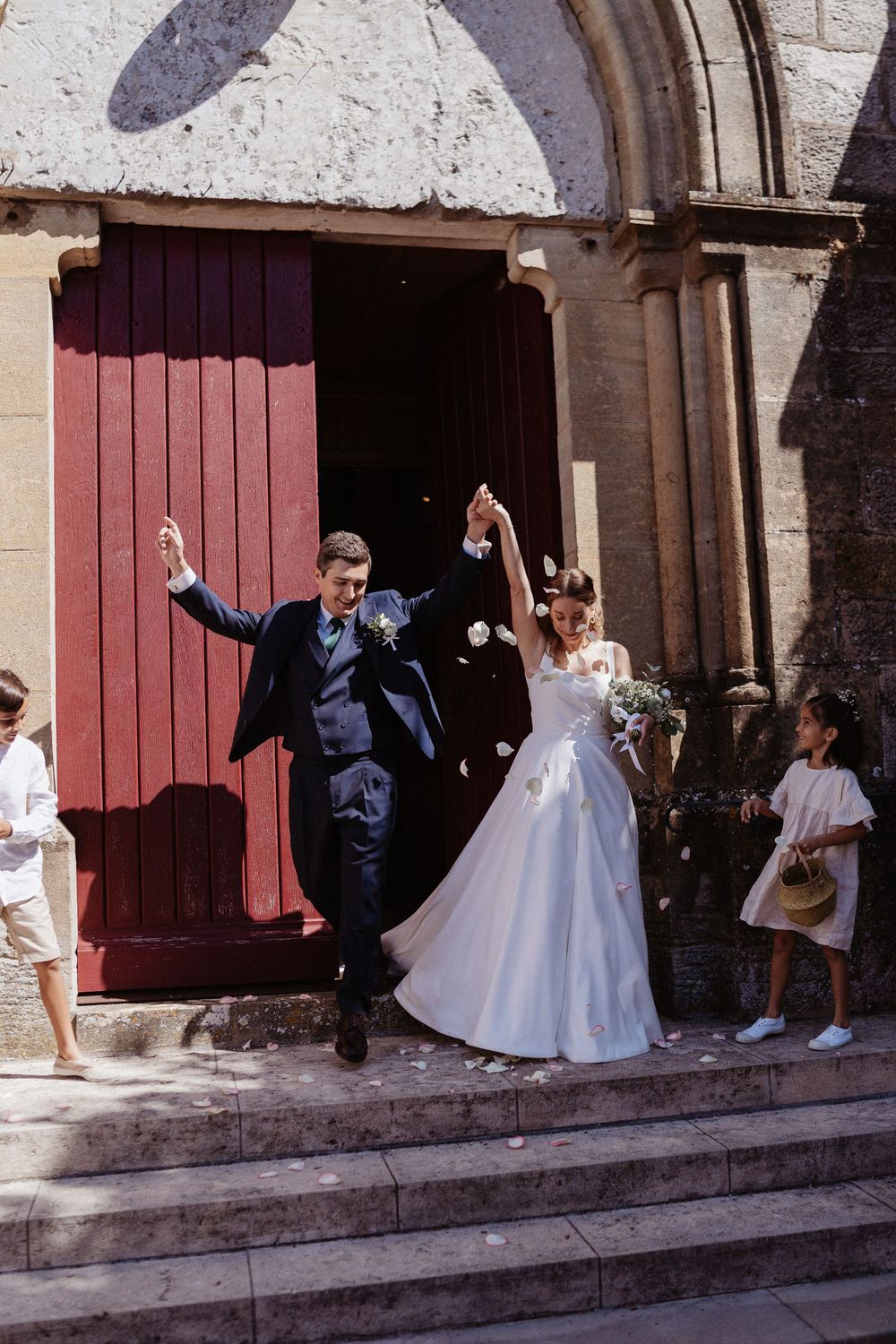 les mariés à la sortie de l'église, joyeux et amoureux