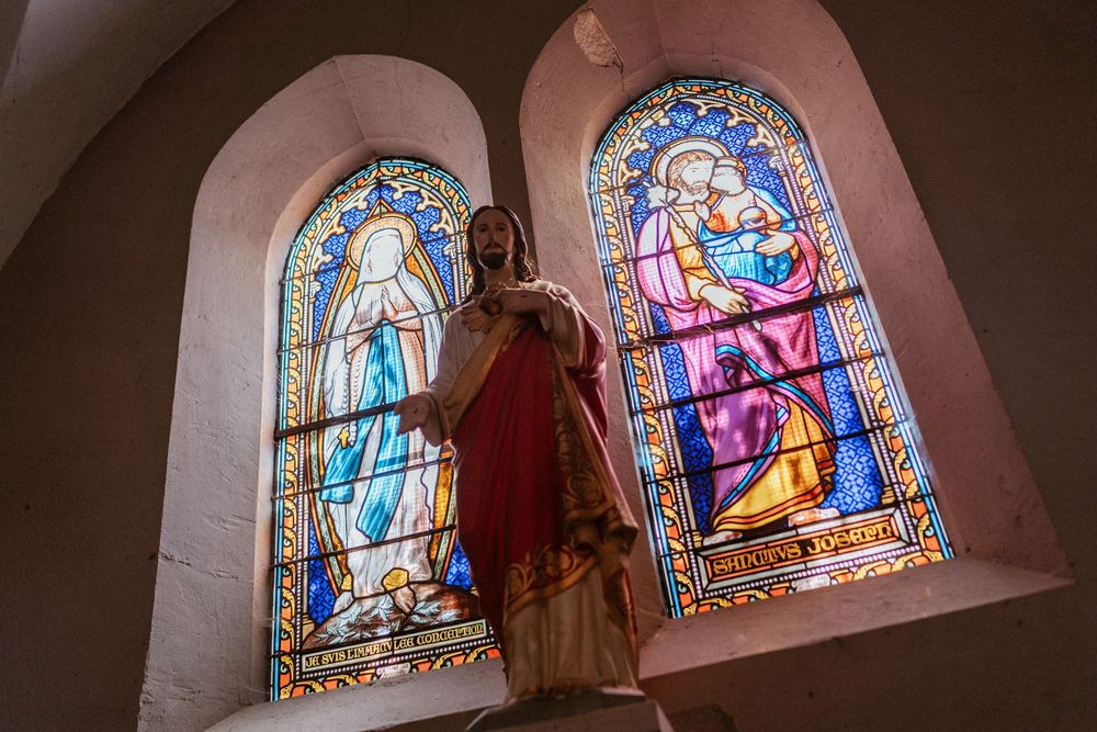Jesus et des vitraux