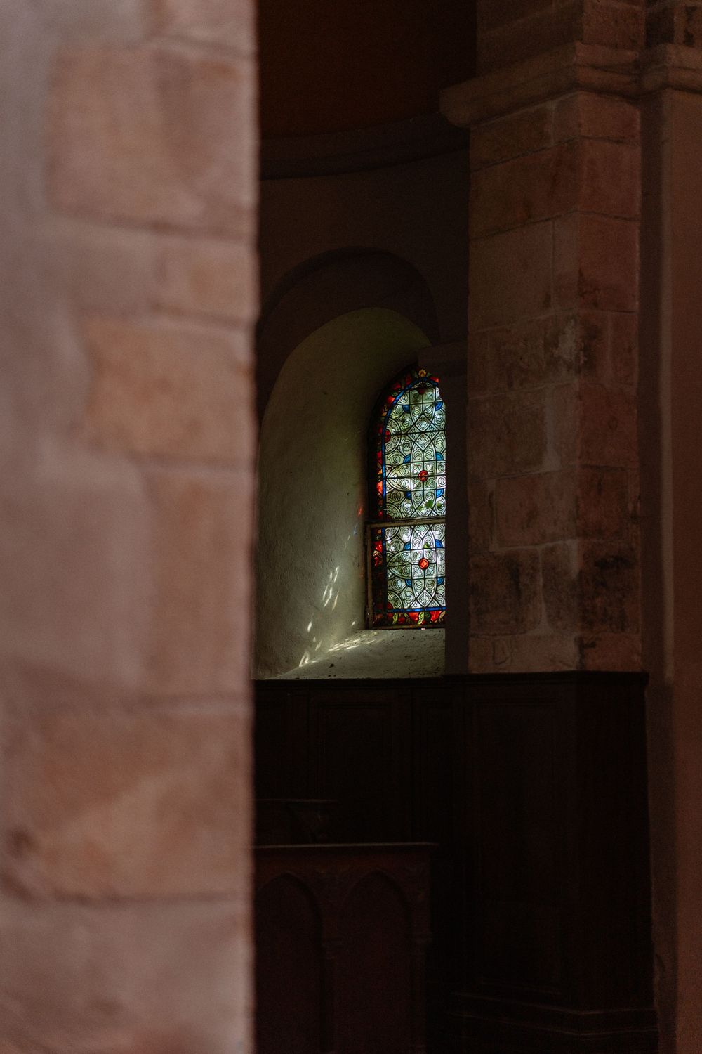 un vitrail d'une église pendant une cérémonie religieuse