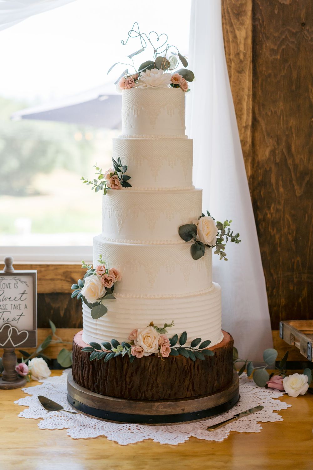 Wedding cake displayed day of coordination and month of coordination