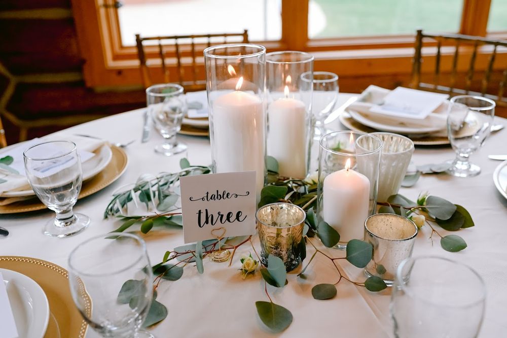 wedding reception dinner tables and guest seating