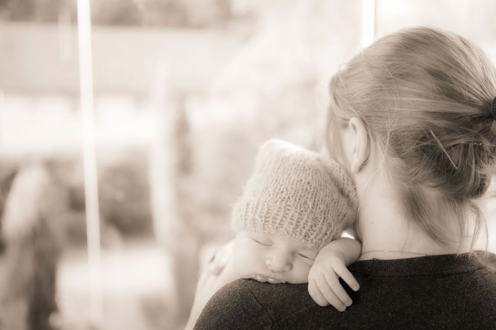 Mutter Kind schauen durch das Fenster