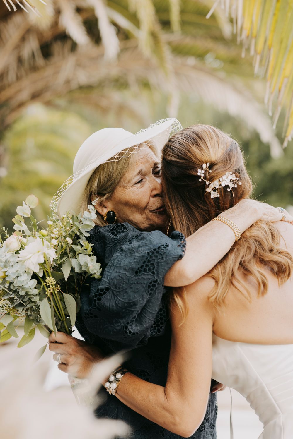 La mariée et sa grand mère dans une étreinte, pays basque