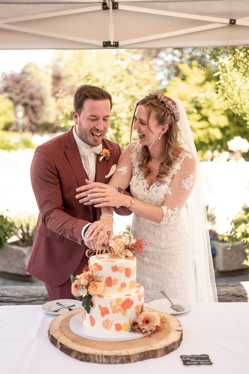 Hochzeitsfeier am Baumannshof Bedburg-Hau: Lebendige Hochzeitsfotografie und unvergessliche Details.