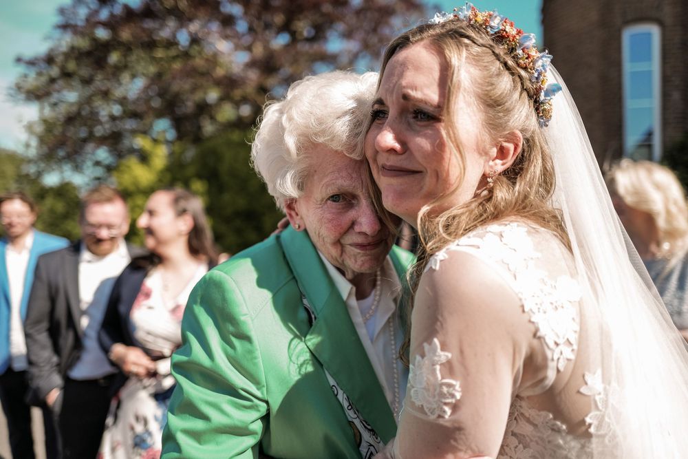 Emotionale Momente der Hochzeit Kleve: Ungestellte und authentische Fotografie, die berührt.