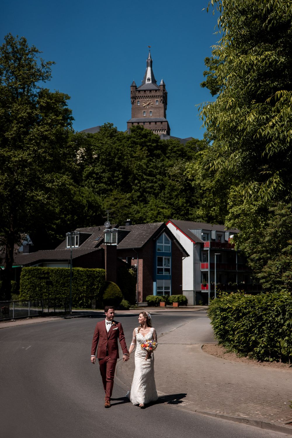 Hochzeitsfotograf Kleve: Brautpaar vor der historischen Schwanenburg für zeitlose Erinnerungen.