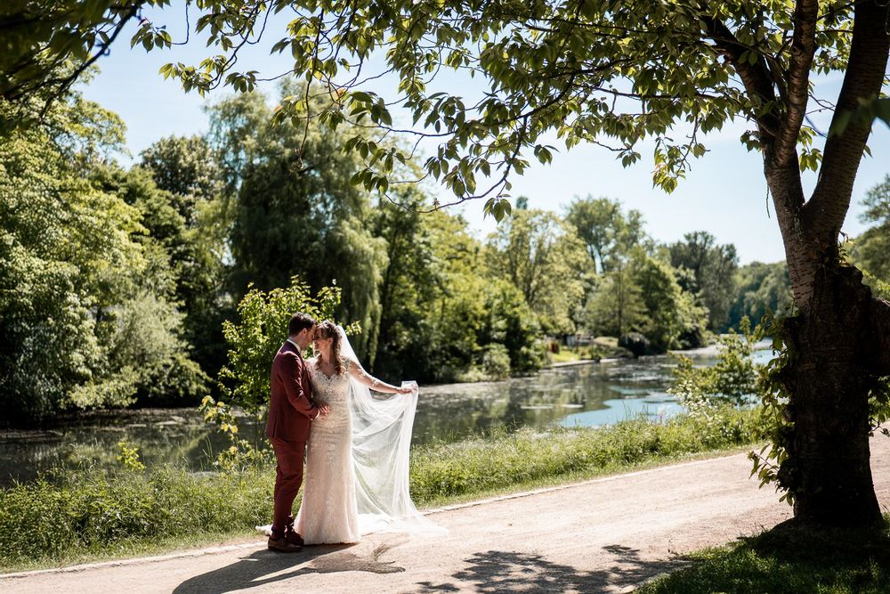 Authentische Paarfotos im Forstgarten Kleve: Natürliche Hochzeitsfotografie am Niederrhein.