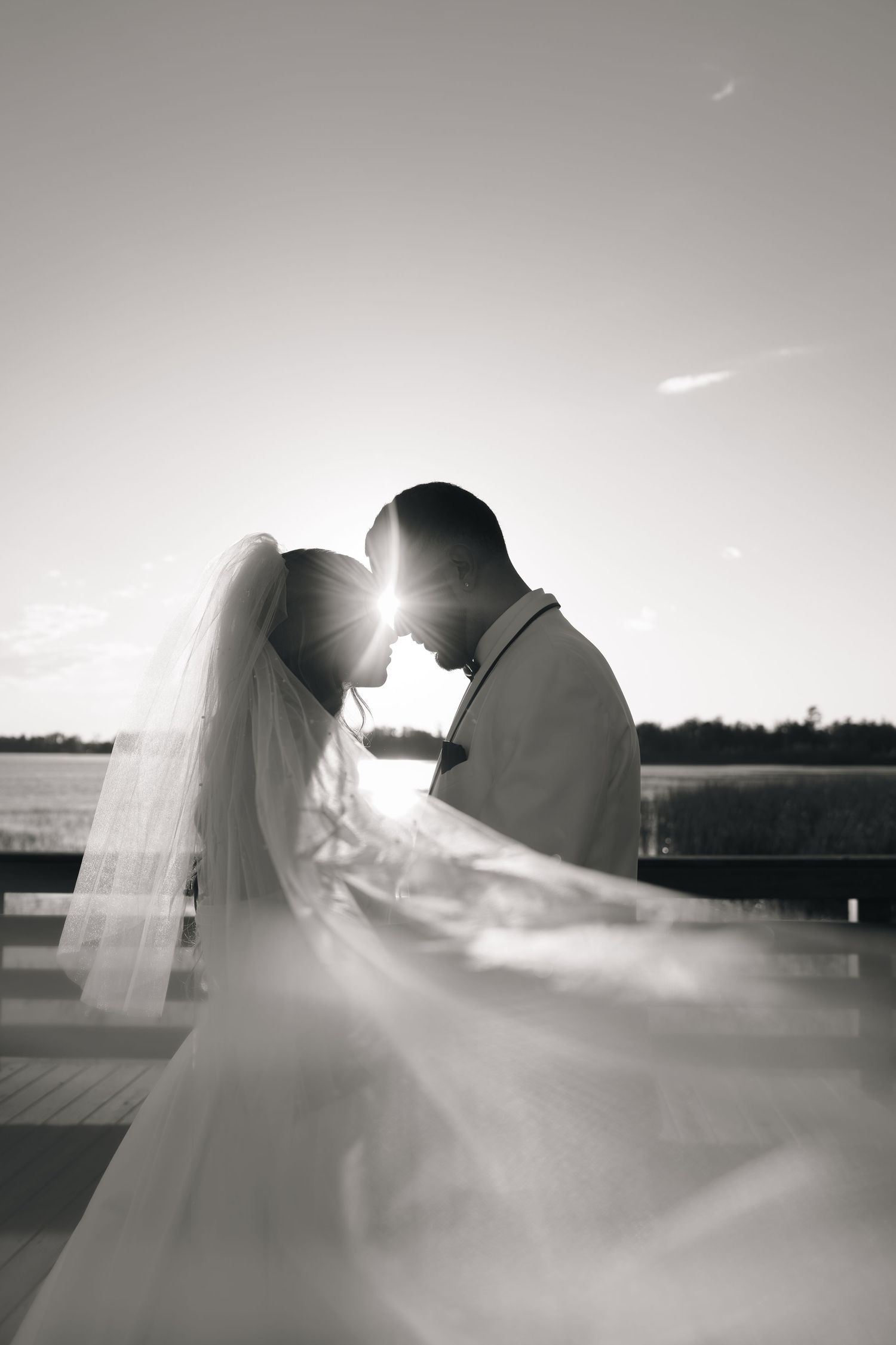 Fotografía de boda con los novios con sol atrás 
Wedding photography with the groom and bride with sun behind
© Photography by Iela LLC