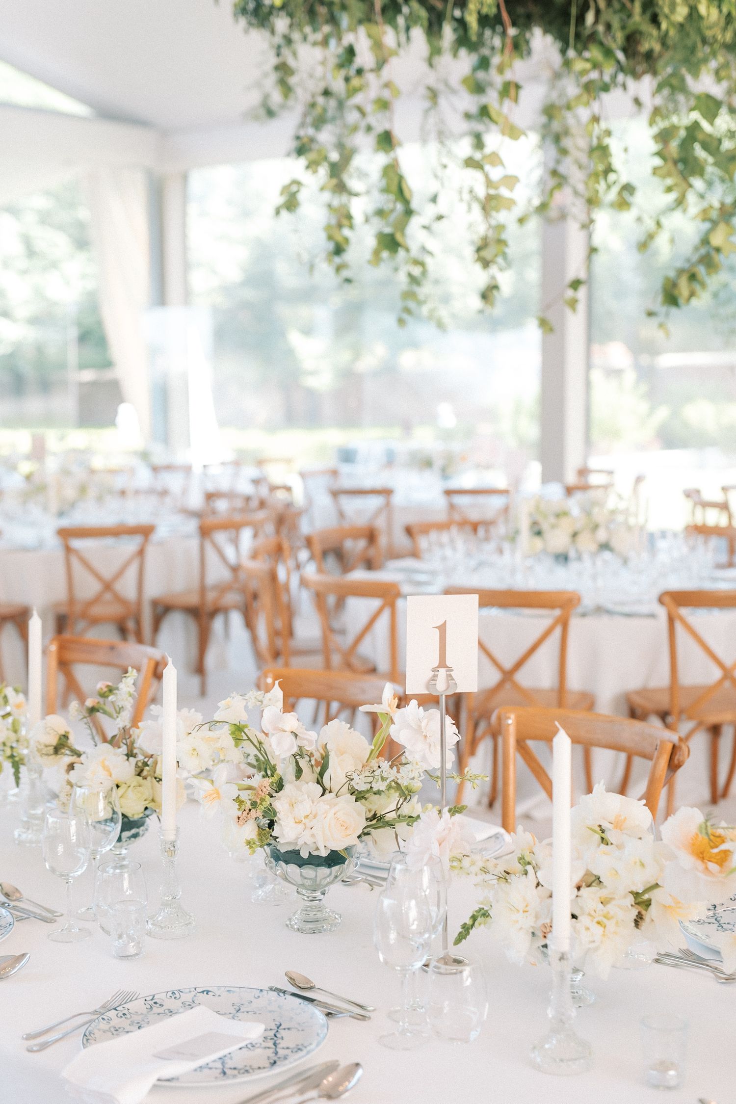 Suspended greenery and refined table design at Correio-Mor palace celebration