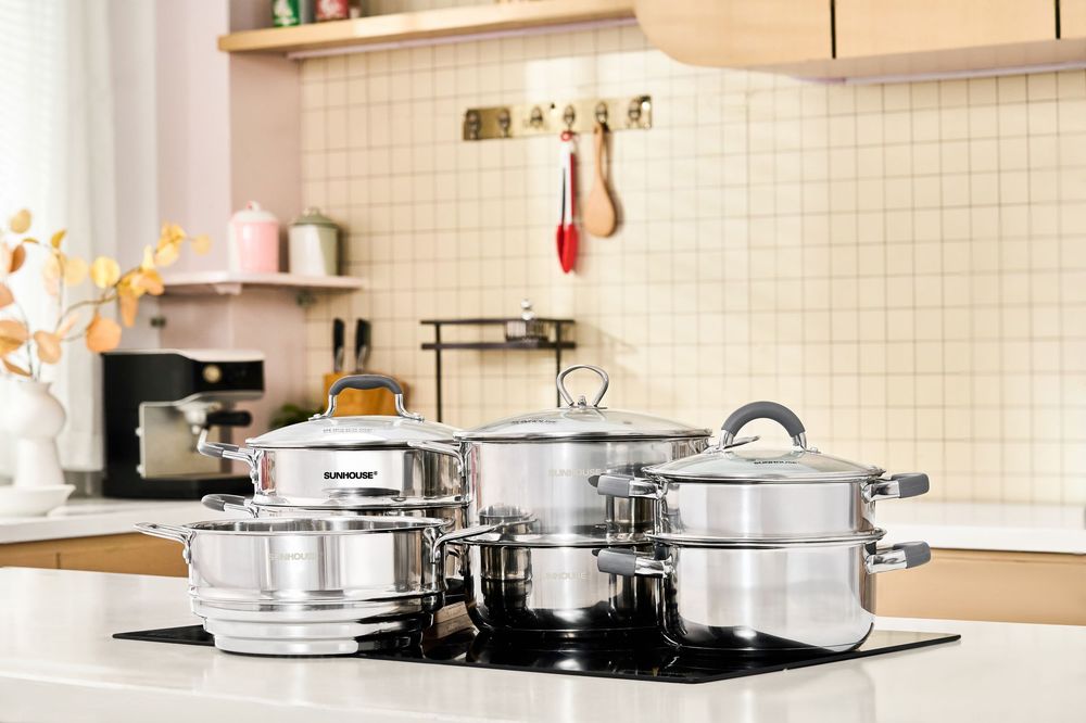 Chụp ảnh đồ gia dụng với phong cách hiện, trong một căn bếp tràn ngập ánh sáng