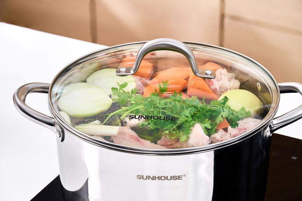 Chụp ảnh đồ gia dụng với phong cách hiện, trong một căn bếp tràn ngập ánh sáng