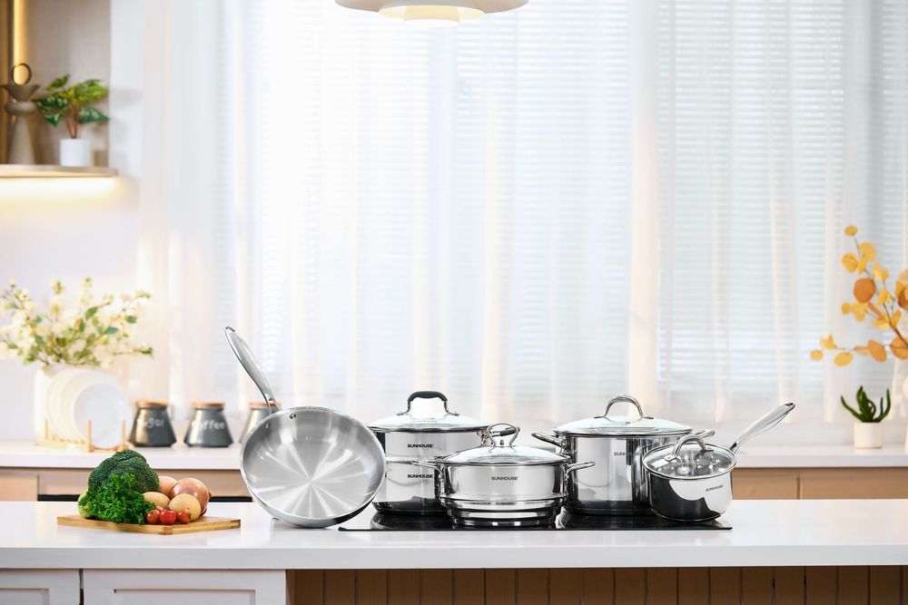 Chụp ảnh đồ gia dụng với phong cách hiện, trong một căn bếp tràn ngập ánh sáng
