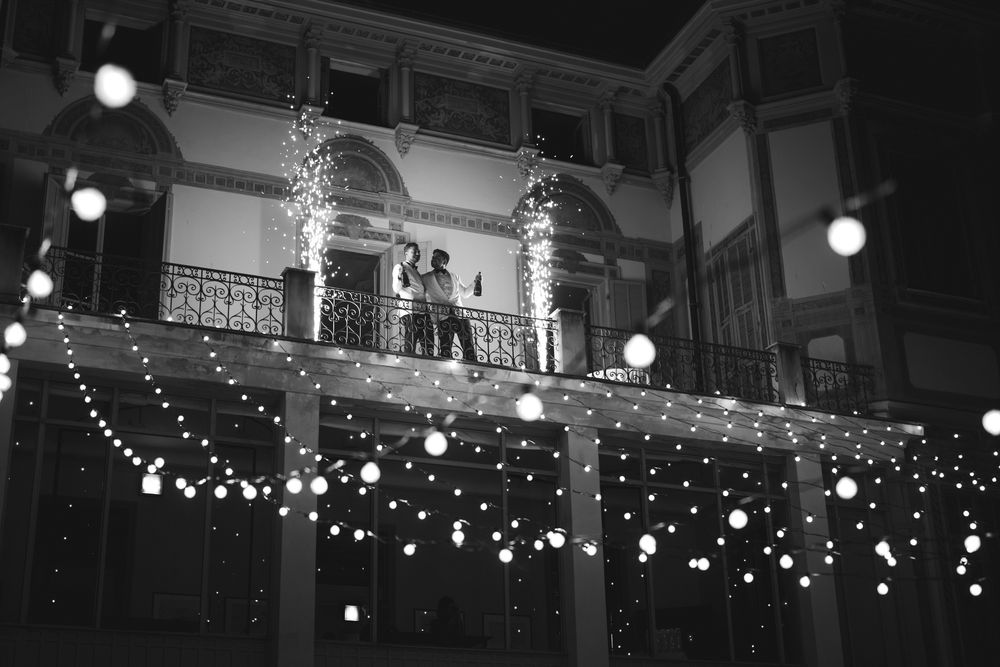 sposi sul terrazzo di villa nobel sanremo durante brindisi con fontane luminose