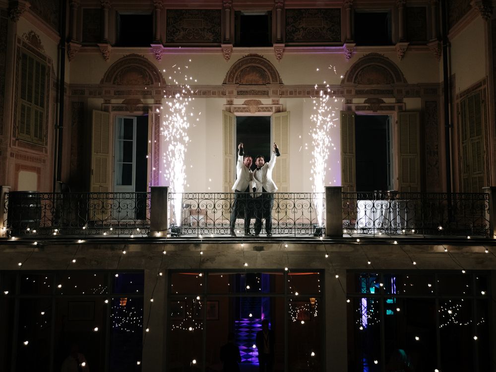 brindisi degli sposi sul balcone di villa nobel sanremo con fuochi freddi