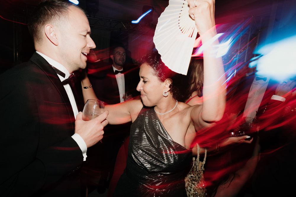 invitate che ballano durante il party di matrimonio