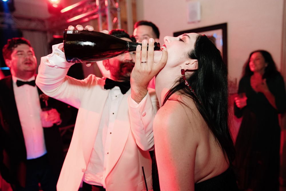 invitata che beve champagne durante festa matrimonio a villa nobel sanremo