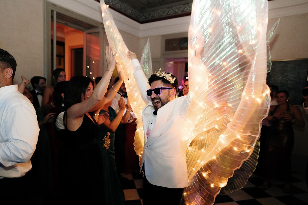 sposo che balla con ali luminose durante festa matrimonio a villa nobel sanremo