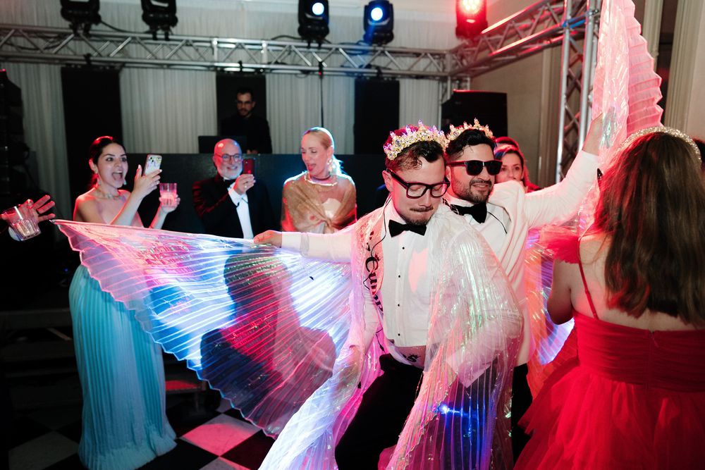 sposi che ballano con accessori luminosi durante il party di matrimonio