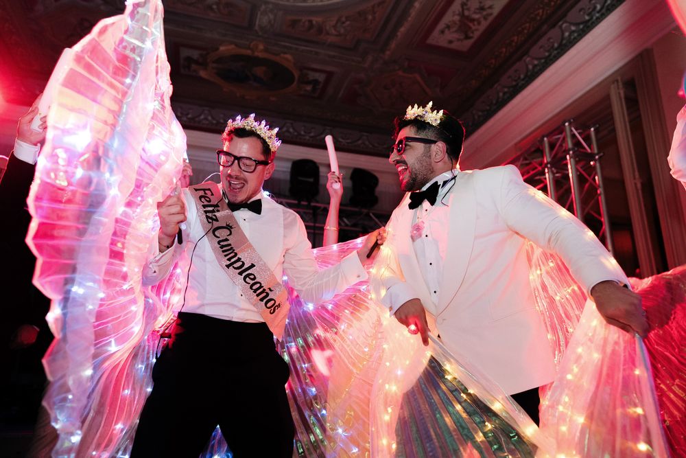 sposi e invitati che ballano durante festa matrimonio a villa nobel sanremo