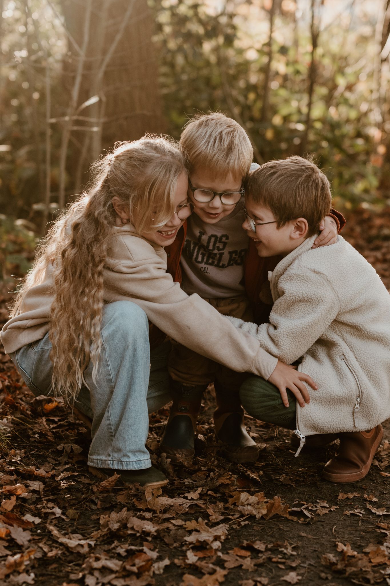 Fotoshoot in Assen, Drenthe, knuffelen elkaar tijdens een ontspannen shoot