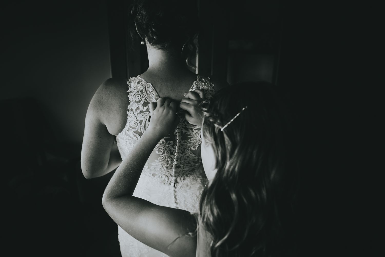 wedding couple in forest vancouver island